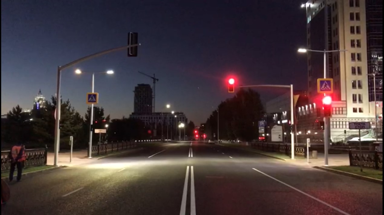 Signalised crossings with integrated special lighting of the approaches to the pedestrian crossing and the pedestrian path itself when the pedestrian green traffic signal is lit
